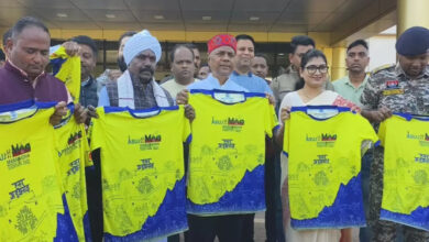 मंत्री कश्यप ने अबूझमाड़ पीस हॉफ मैराथन की आधिकारिक टी-शर्ट का किया विमोचन