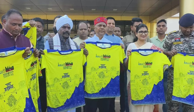 मंत्री कश्यप ने अबूझमाड़ पीस हॉफ मैराथन की आधिकारिक टी-शर्ट का किया विमोचन मंत्री कश्यप ने अबूझमाड़ पीस हॉफ मैराथन की आधिकारिक टी-शर्ट का किया विमोचन