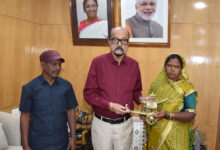 राज्यपाल डेका से राष्ट्रपति पुरस्कार प्राप्त ढोकरा शिल्प कलाकारों ने की सौजन्य भेंट