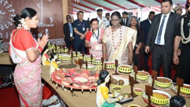 जनजातीय परंपराओं और संस्कृति पर आधारित भव्य प्रदर्शनी का राष्ट्रपति मुर्मु ने किया अवलोकन