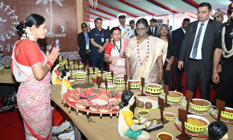 जनजातीय परंपराओं और संस्कृति पर आधारित भव्य प्रदर्शनी का राष्ट्रपति मुर्मु ने किया अवलोकन