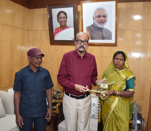 राज्यपाल डेका से राष्ट्रपति पुरस्कार प्राप्त ढोकरा शिल्प कलाकारों ने की सौजन्य भेंट