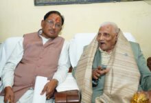 मुख्यमंत्री साय ने लोकतंत्र सेनानी से की मुलाकात