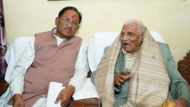 मुख्यमंत्री साय ने लोकतंत्र सेनानी से की मुलाकात