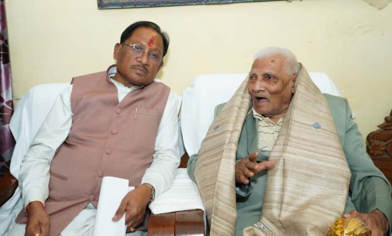 मुख्यमंत्री साय ने लोकतंत्र सेनानी से की मुलाकात