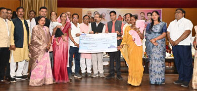 1242 श्रमिकों को विभिन्न योजनाओं में तहत एक करोड़ से अधिक धनराशि वितरित