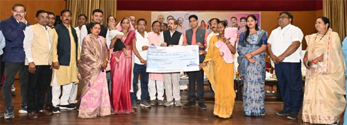 1242 श्रमिकों को विभिन्न योजनाओं में तहत एक करोड़ से अधिक धनराशि वितरित 1242 श्रमिकों को विभिन्न योजनाओं में तहत एक करोड़ से अधिक धनराशि वितरित