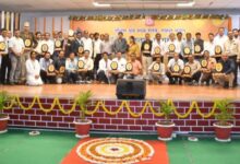 उत्कृष्ट कार्य निष्पादन करने वाले रायपुर मंडल के कर्मचारियों को मंडर रेल प्रबंधक ने किया सम्मानित