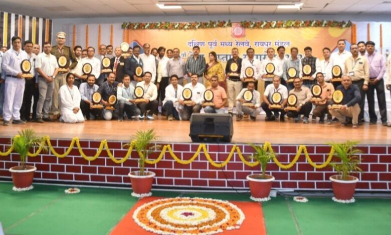 उत्कृष्ट कार्य निष्पादन करने वाले रायपुर मंडल के कर्मचारियों को मंडर रेल प्रबंधक ने किया सम्मानित उत्कृष्ट कार्य निष्पादन करने वाले रायपुर मंडल के कर्मचारियों को मंडर रेल प्रबंधक ने किया सम्मानित