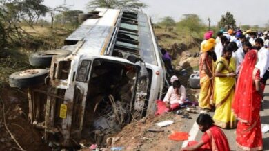 नये जीवन की शुरुआत करने जा रहे 54 जोड़ों से भरी बस पलटी, सभी घायल, कुछ गंभीर