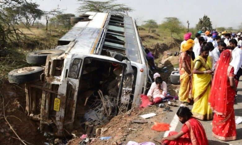 नये जीवन की शुरुआत करने जा रहे 54 जोड़ों से भरी बस पलटी, सभी घायल, कुछ गंभीर