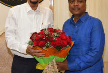 राज्यपाल रमेन डेका से वन मंत्री कश्यप ने भेंट की