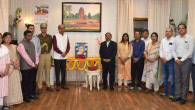 राज्यपाल डेका ने वीर विनायक दामोदर सावरकर को श्रद्धांजलि दी राज्यपाल डेका ने वीर विनायक दामोदर सावरकर को श्रद्धांजलि दी