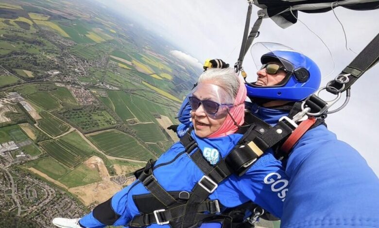 नीला ने 79 वर्ष की आयु में की 10 हजार फीट की ऊंचाई से स्काई डाइविंग नीला ने 79 वर्ष की आयु में की 10 हजार फीट की ऊंचाई से स्काई डाइविंग