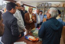 भारतीय कृषि अनुसंधान परिषद के महानिदेशक ने आईजीकेवी उत्पाद विक्रय काउंटर का किया अवलोकन