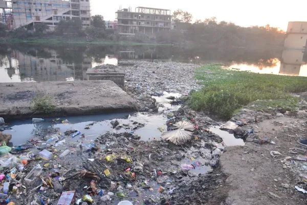 चिंगरी तथा पीहर नाले का दूषित पानी खारून नदी में आने से रोकने नगर निगम ने अभी तक नहीं भेजा है प्रतिवेदन प्रस्ताव चिंगरी तथा पीहर नाले का दूषित पानी खारून नदी में आने से रोकने नगर निगम ने अभी तक नहीं भेजा है प्रतिवेदन प्रस्ताव