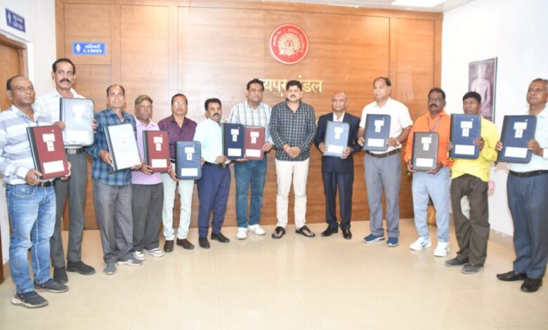 रेल परिवार से रायपुर मंडल के 12 सदस्य सेवानिवृत्त रेल परिवार से रायपुर मंडल के 12 सदस्य सेवानिवृत्त