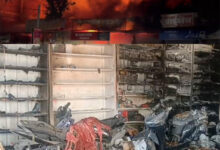 अंबेडकर चौक क्षेत्र में ऑटो, फर्नीचर और डेकोरेशन से जुड़ी आठ दुकानें जलकर खाक