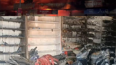 अंबेडकर चौक क्षेत्र में ऑटो, फर्नीचर और डेकोरेशन से जुड़ी आठ दुकानें जलकर खाक