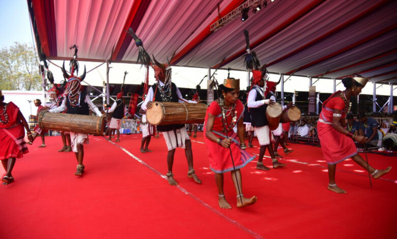 राष्ट्रपति के समक्ष बास्तानार के युवाओं ने गौर नृत्य से बिखेरे अद्भुत लोक-रंग