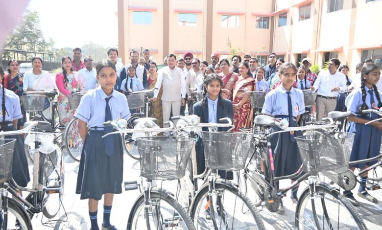 स्वामी आत्मानंद उत्कृष्ट हिंदी विद्यालय एनसीडीसी के 68 छात्रों को मिली साइकिल