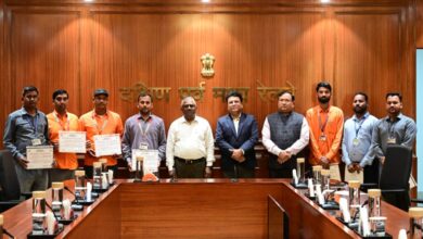 संरक्षा के सजग प्रहरियों को महाप्रबंधक, तरुण प्रकाश ने किया सम्मानित