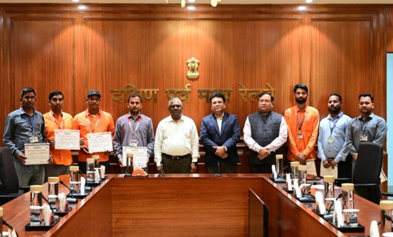 संरक्षा के सजग प्रहरियों को महाप्रबंधक, तरुण प्रकाश ने किया सम्मानित