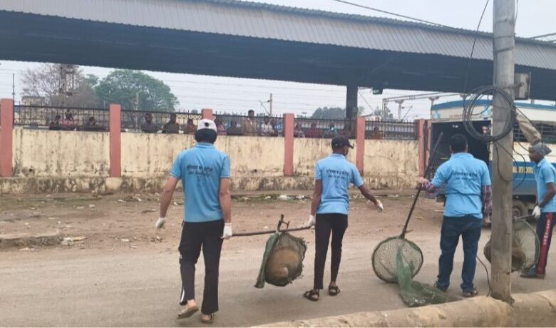 रायपुर स्टेशन पर रेलवे स्टेशन परिसर में आवारा कुत्तों की धरपकड़ शुरु