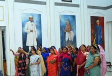 राज्यपाल के गोद ग्राम टेमरी के ग्रामीणों ने किया लोकभवन का भ्रमण