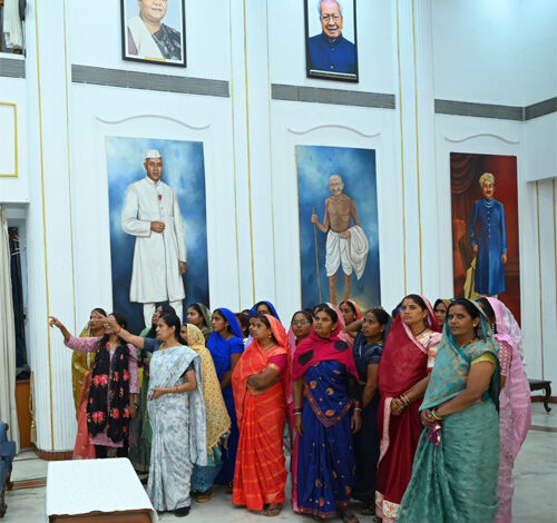 राज्यपाल के गोद ग्राम टेमरी के ग्रामीणों ने किया लोकभवन का भ्रमण