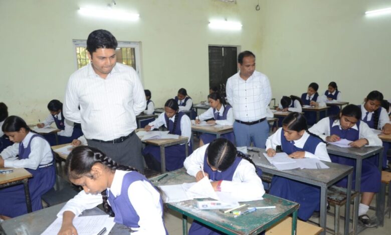 कलेक्टर ने परीक्षा केन्द्रों का किया औचक निरीक्षण, मूलभूत व्यवस्थाएं सुनिश्चित करने के दिए निर्देश कलेक्टर ने परीक्षा केन्द्रों का किया औचक निरीक्षण, मूलभूत व्यवस्थाएं सुनिश्चित करने के दिए निर्देश