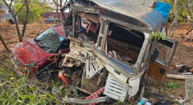 टिप्पर व ट्रक में हुई भिड़ंत, ट्रक सवार एक युवक की मौत, 5 घायल टिप्पर व ट्रक में हुई भिड़ंत, ट्रक सवार एक युवक की मौत, 5 घायल