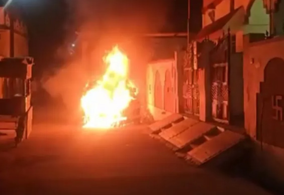 यूथ कांग्रेस नेता के घर के बाहर खड़ी दो कारों को अज्ञात बदमाशों ने किया आग के हवाले यूथ कांग्रेस नेता के घर के बाहर खड़ी दो कारों को अज्ञात बदमाशों ने किया आग के हवाले