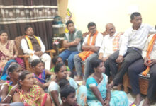 बस्तर सांसद ने नगरनार मण्डल के कार्यकर्ताओं के साथ सुनी प्रधानमंत्री के मन की बात