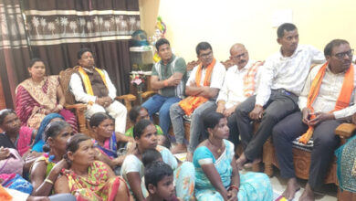 बस्तर सांसद ने नगरनार मण्डल के कार्यकर्ताओं के साथ सुनी प्रधानमंत्री के मन की बात