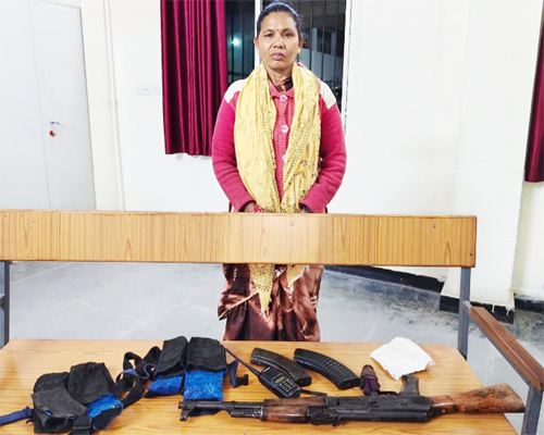 एके-47 राइफल के साथ महिला नक्सली बारसा ने किया आत्मसमर्पण