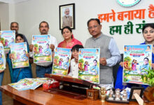 मुख्यमंत्री आवास में वूमेन फॉर वेटलैण्ड्स अभियान पोस्टर का अनावरण