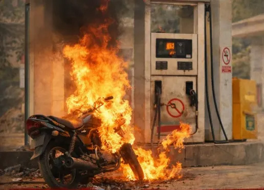 सिगरेट पीने से मना किया तो पेट्रोल पंप और बाइक में लगा दी आग, दो गिरफ्तार सिगरेट पीने से मना किया तो पेट्रोल पंप और बाइक में लगा दी आग, दो गिरफ्तार