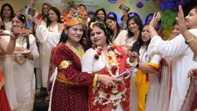 राधा-कृष्ण थीम पर महिलाओंं ने खेली बरसाने की होली