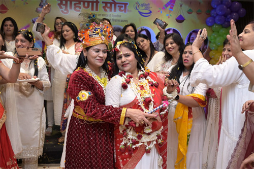 राधा-कृष्ण थीम पर महिलाओंं ने खेली बरसाने की होली राधा-कृष्ण थीम पर महिलाओंं ने खेली बरसाने की होली