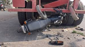 खड़े ट्रक के पीछे अनियंत्रित होकर मोटरसाइकिल घुसी, तीन की मौत