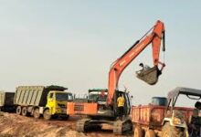 मलकडोल रेत खदान में छापा, चैन माउंट मशीन व हाइवा जब्त