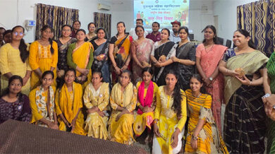 माता-पिता के आशीर्वाद से ही संतान अपने जीवन में ऊँचाइयों को प्राप्त करती है माता-पिता के आशीर्वाद से ही संतान अपने जीवन में ऊँचाइयों को प्राप्त करती है