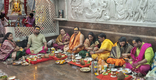 तात्यापारा श्री हनुमान मंदिर में 30 जोड़ों ने किया सामूहिक लघु रुद्राभिषेक