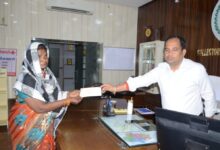 कलेक्टर ने 5000 की आर्थिक सहायता प्रदान की