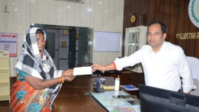 कलेक्टर ने 5000 की आर्थिक सहायता प्रदान की कलेक्टर ने 5000 की आर्थिक सहायता प्रदान की