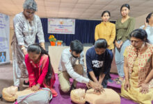 छात्राओं ने जाना सी.पी.आर. क्या होता है