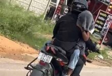 युवक ने बाईक की टंकी पर युवती को बैठाकर चलाई बाइक, पुलिस ने काटा एक हजार का चालान