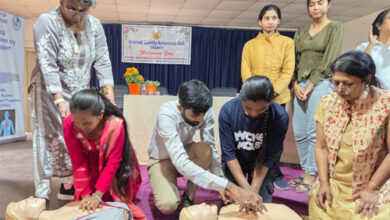 छात्राओं ने जाना सी.पी.आर. क्या होता है