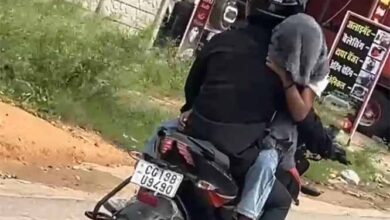 युवक ने बाईक की टंकी पर युवती को बैठाकर चलाई बाइक, पुलिस ने काटा एक हजार का चालान